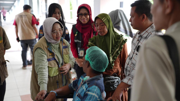 Kemensos Gandeng PERDAMI dan AMCF Gelar Operasi Katarak Gratis bagi Lansia di Palembang