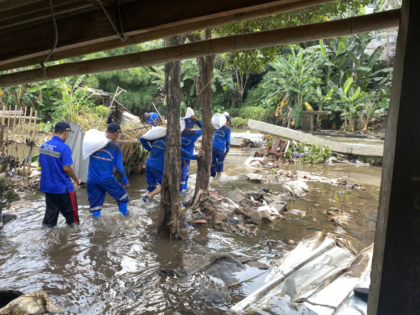 Petugas SDA Tambal Tanggul Baswedan Pakai Karung Pasir