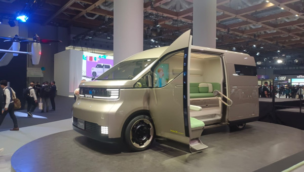 Toyota HiAce Concept Diperkenalkan di JMS 2025, Interior Keluar dari Pakem