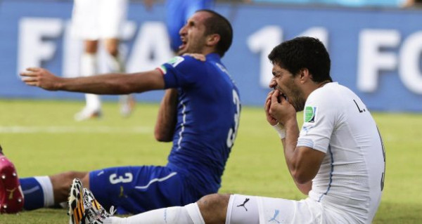 10 Skandal Terbesar dalam Sepak Bola: Gol Tangan Tuhan hingga Gigitan Suarez