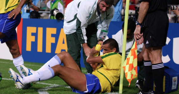 10 Skandal Terbesar dalam Sepak Bola: Gol Tangan Tuhan hingga Gigitan Suarez