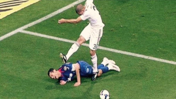10 Skandal Terbesar dalam Sepak Bola: Gol Tangan Tuhan hingga Gigitan Suarez
