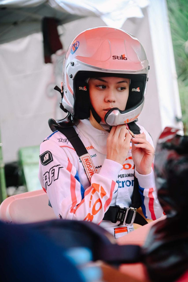 Diva Zahra Serius Hadapi Sirkuit Hidzie pada Putaran Pamungkas Kejurnas Sprint Rally 2025