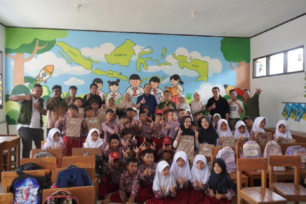 Terima Bantuan MNC Peduli Pengawas SDN Babakan Kencana Sukabumi Semringah
