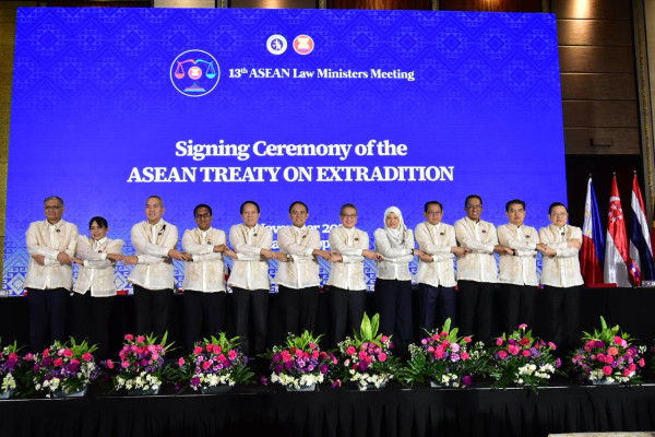 Menkum Supratman Tanda Tangani ASEAN Treaty on Extradition dan Galang Dukungan Keanggotaan Indonesia pada HCCH