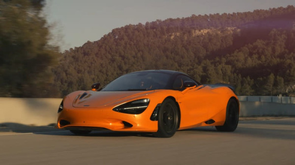 Gila! 13 Mobil Terkencang 2025, Tenaganya Tembus 2.107 HP! Harganya Bikin Geleng Kepala!