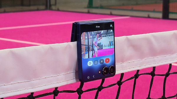 Galaxy Z Flip7 untuk Nonton Konser: FlexCam, Camcorder Grip, dan Gemini AI