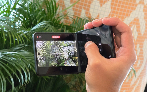 Galaxy Z Flip7 untuk Nonton Konser: FlexCam, Camcorder Grip, dan Gemini AI