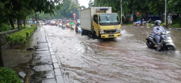 Terowongan Halim Lama Arah UKI Cawang Banjir, Lalu Lintas Padat