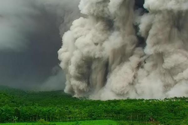 Semeru Meletus Dahsyat, Status Naik Level IV Awas Dalam 1 Jam