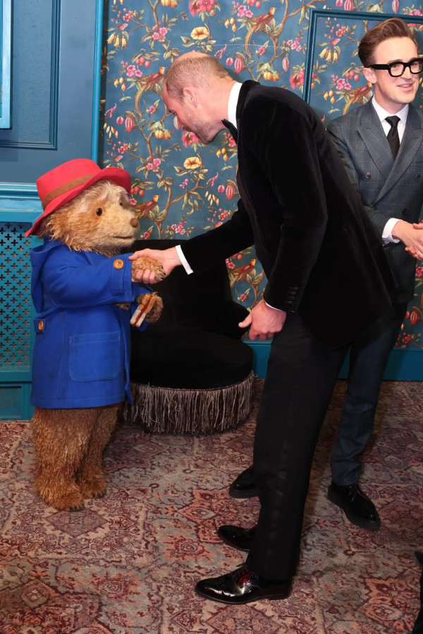 Momen Manis Pangeran William dan Kate Middleton Reuni dengan Paddington di Karpet Merah