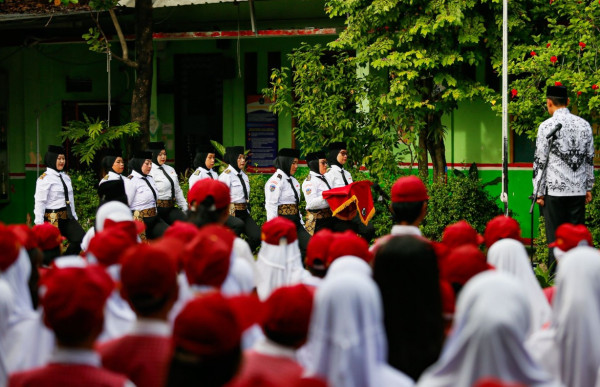 Unik, Orang Tua Murid Jadi Petugas Upacara Bendera Hari Guru Nasional 2025 di Bekasi