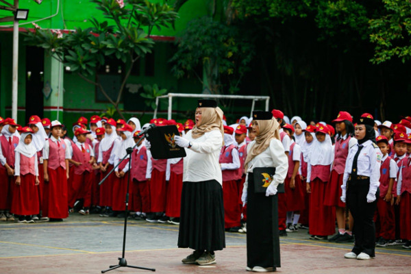 Unik, Orang Tua Murid Jadi Petugas Upacara Bendera Hari Guru Nasional 2025 di Bekasi