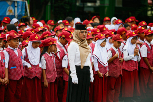 Unik, Orang Tua Murid Jadi Petugas Upacara Bendera Hari Guru Nasional 2025 di Bekasi