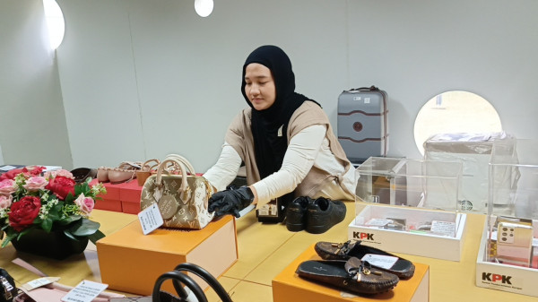 KPK Lelang Sepatu Louis Vuitton, Gucci, Laptop, hingga Lexus, Berminat?
