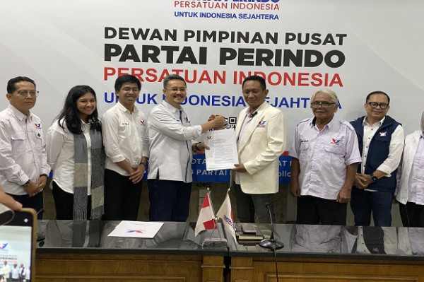 Partai Perindo Serahkan SK Definitif 3 Ketua DPD Jawa Barat