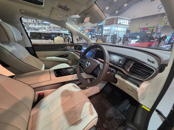 Senjakala Sang Raja Jalanan: Bagaimana Denza D9 Menumbangkan Hegemoni Toyota Alphard di Indonesia