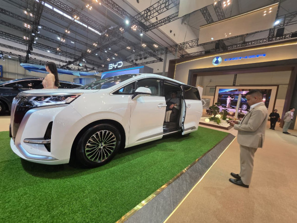 Senjakala Sang Raja Jalanan: Bagaimana Denza D9 Menumbangkan Hegemoni Toyota Alphard di Indonesia