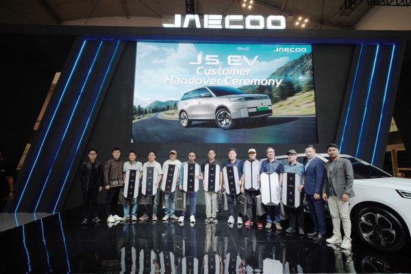Fenomena J5 EV di GJAW 2025: Mobil Listrik Merakyat Mulai Diserahkan, Spek Mewah Harga Kaki Lima