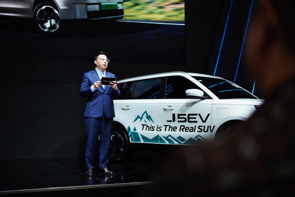Fenomena J5 EV di GJAW 2025: Mobil Listrik Merakyat Mulai Diserahkan, Spek Mewah Harga Kaki Lima