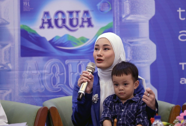 Dinda Hauw Punya Rutinitas Minum Air Putih Bareng Keluarga setelah Bangun Tidur