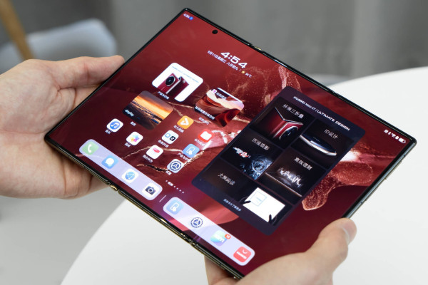 Perang Ego Samsung vs Huawei: Galaxy Z TriFold Membungkam Mate XT di Pasar Global, tapi Kalah Cantik