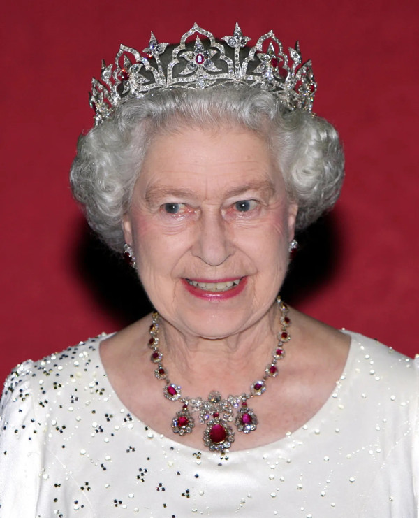 Penampilan Kate Middleton Curi Perhatian Kenakan Tiara Ratu Victoria yang Sarat Wasiat