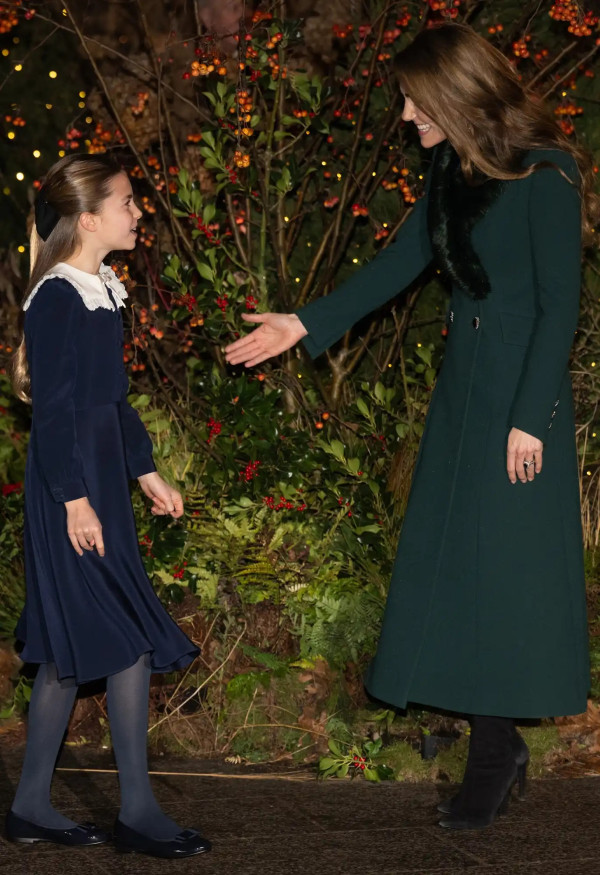 Momen Manis Keluarga Kerajaan, Anak-Anak Pangeran William dan Kate Middleton Curi Perhatian di Acara Natal