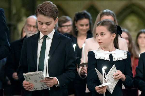Momen Manis Keluarga Kerajaan, Anak-Anak Pangeran William dan Kate Middleton Curi Perhatian di Acara Natal