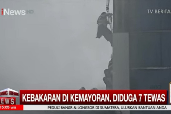 Bertaruh Nyawa! Ini Penampakan Evakuasi Korban Terjebak Kebakaran Ruko Drone Kemayoran, Diduga 17 Orang Tewas