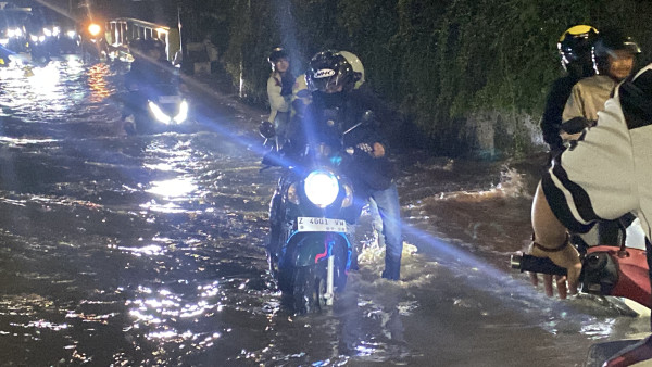 Jalan Prapanca 5 Banjir, Belasan Motor Mogok