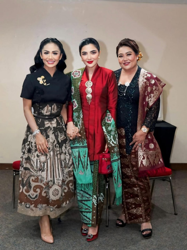 Momen Hangat Ashanty dan Keluarga Hadiri Wisuda Sarah Menzel, Netizen: Calon Mertua Idaman