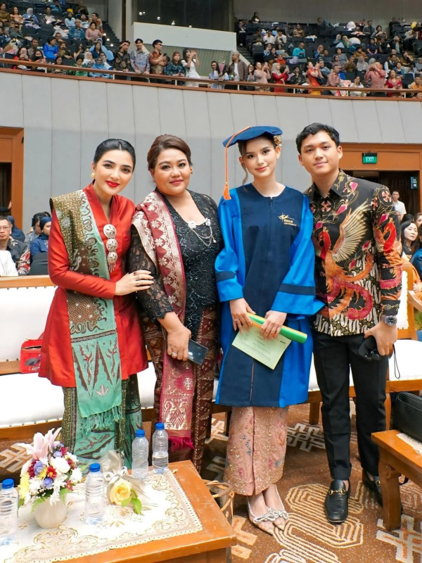 Momen Hangat Ashanty dan Keluarga Hadiri Wisuda Sarah Menzel, Netizen: Calon Mertua Idaman