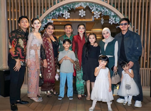 Momen Hangat Ashanty dan Keluarga Hadiri Wisuda Sarah Menzel, Netizen: Calon Mertua Idaman