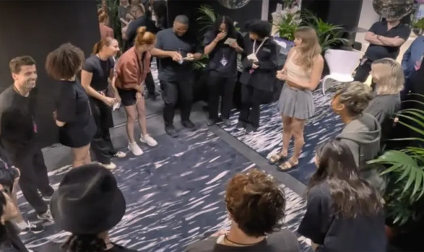 Taylor Swift Bagi Bonus Rp3,2 Triliun untuk Kru Eras Tour, Bikin Mereka Menangis Haru