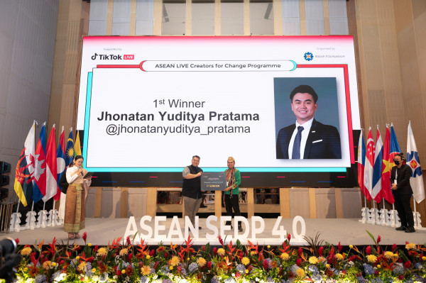 Melawan Algoritma Kebodohan: Jhonatan, Leni, dan Sir Pedot Buktikan TikTok Tak Sekadar Joget