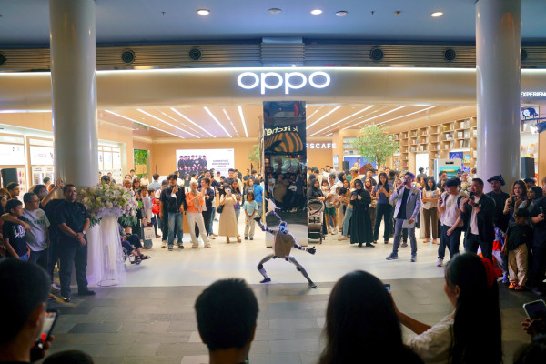 Lupakan Gerai HP Kaku dan Membosankan, Oppo Flagship Store Ajak Pengunjung Ngopi Bareng Robot Penari
