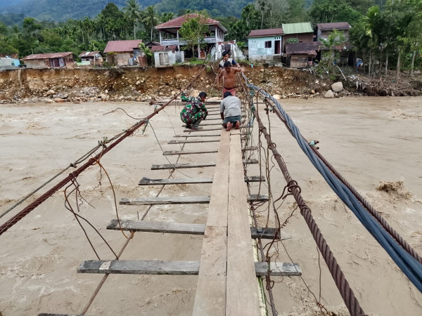 TNI Bersama Warga Perbaiki Jembatan Gantung di Aceh Tenggara untuk Buka Akses Antardesa