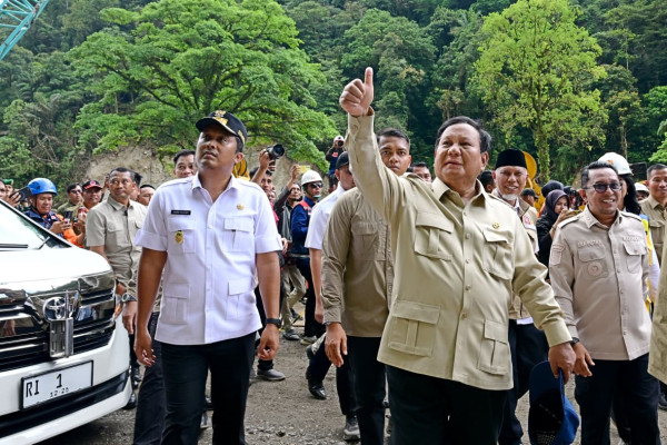 Prabowo Tinjau Progres Perbaikan Jalan Lembah Anai Pascabencana