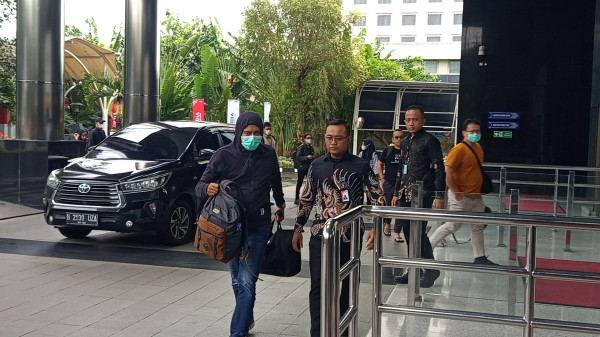 Penampakan 2 Orang yang Terjaring OTT di Kalsel Tiba di KPK, Tutupi Wajah dengan Masker