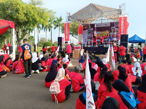 Ribuan Relawan dan PMR Ramaikan Fun Walk Humanity PMI Jakarta Pusat
