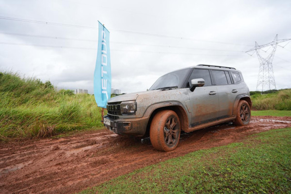 Bukan SUV Hardcore, tapi Cukup Berani: Mencoba Jetour T2 dari Medan Offroad