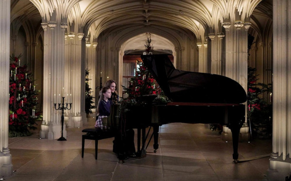 Momen Hangat Natal, Kate Middleton dan Putri Charlotte Tampil Memukau Main Piano Bersama