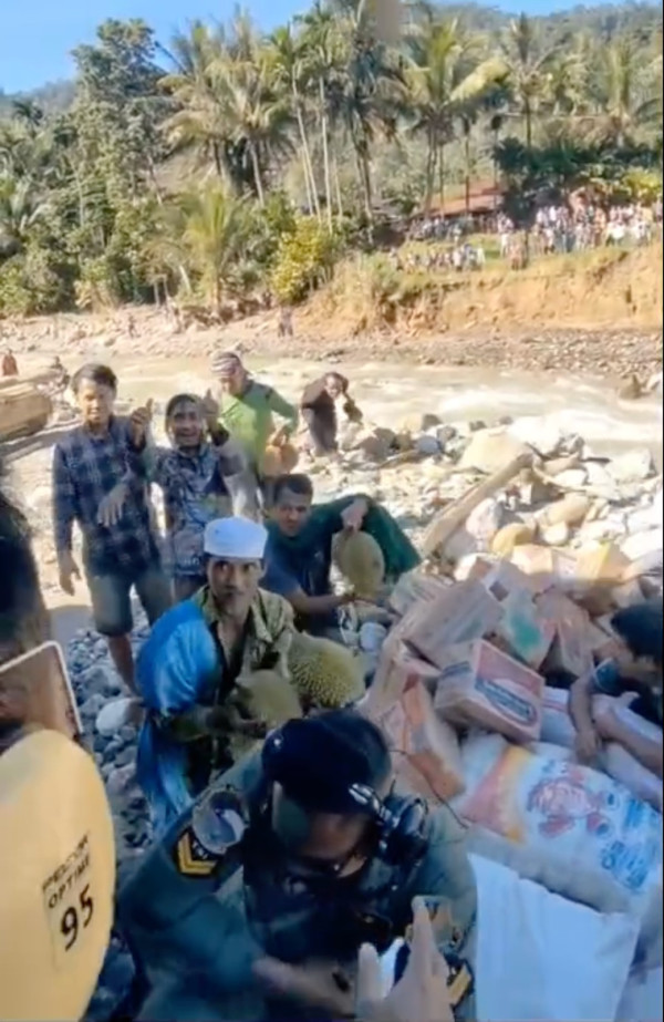 Momen Haru di Gayo Lues, Warga Terisolir Beri Sepikul Durian ke TNI Pengantar Logistik