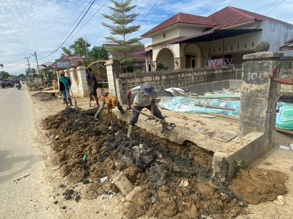 TNI-Polri dan Relawan Bersinergi Bersihkan Lingkungan Pascabanjir di Kota Langsa Aceh