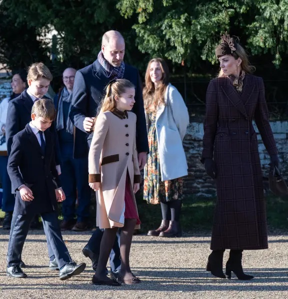 William-Kate Middleton dan Ketiga Anaknya Tampil Kompak Hadiri Kebaktian Natal di Gereja St. Mary Magdalene