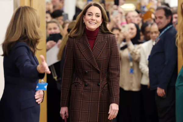 Mantel Penuh Makna, Penampilan Natal Kate Middleton Simbol Kekuatan dan Harapan Pasca-kanker