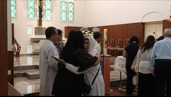 Pelayat Doakan Jenazah Romo Mudji Sutrisno di Kapel Kolese Kanisius