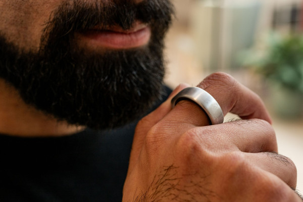 Benarkah 2026 Jadi Awal Senjakala Smartphone dan Digantikan Cincin atau Gelang Pintar?