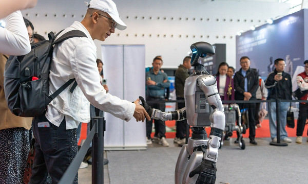 Elon Musk Terpana, Robot Humanoid China Kini Sudah Bisa Salto dan Menendang Manusia!